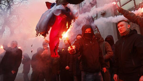 Украинские националисты сжигают российский флаг у здания Россотрудничества в Киеве 17 февраля 2018 года - Sputnik Литва
