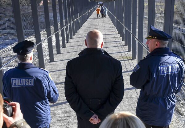 Пешеходный КПП Нарва-2 открылся на границе РФ и Эстонии - Sputnik Литва