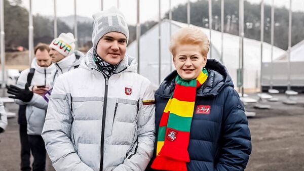 Горнолыжник Андрей Друкаров с президентом Литвы Далей Грибаускайте на Олимпиаде в Пхенчхане - Sputnik Литва