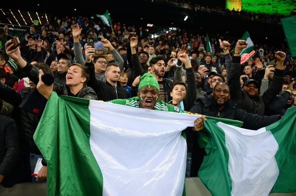 В успехах сборной Нигерии, где основными религиями являются христианство и ислам, можно узреть Промысел Божий или волю Аллаха. Но и без веры болельщиков в свою команду не обошлось. - Sputnik Литва