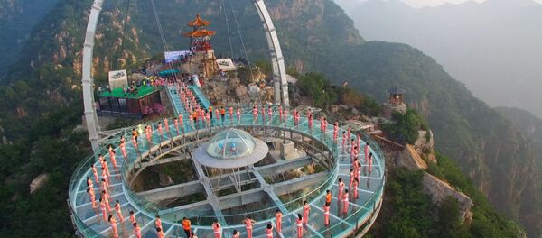 Йога над пропастью: десятки китайцев выполняли асаны на высоте 396 метров - Sputnik Литва