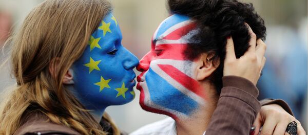 Два активиста с флагами ЕС и Великобритании на лицах символически целуются в преддверии референдума Brexit Два активиста с флагами ЕС и Великобритании на лицах символически целуются в преддверии референдума Brexit - Sputnik Lietuva