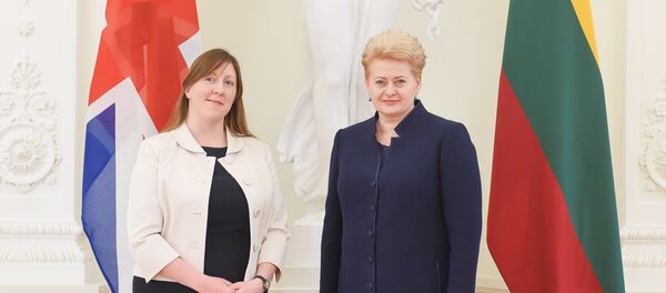 Президент Литвы Даля Грибаускайте и посол Великобритании в Литве Клэр Лоуренс Президент Литвы Даля Грибаускайте и посол Великобритании в Литве Клэр Лоуренс - Sputnik Lietuva