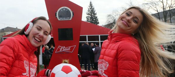 Участницы церемонии открытия в Калининграде часов обратного отсчёта за 500 дней до старта Чемпионата мира по футболу 2018 года - Sputnik Литва