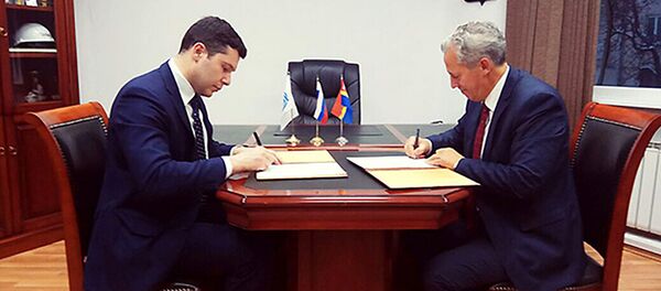 Председатель совета директоров ООО Неман Азот Арунас Лауринайтис и губернатор Калининградской области Антон Алиханов Председатель совета директоров ООО Неман Азот Арунас Лауринайтис и губернатор Калининградской области Антон Алиханов - Sputnik Литва