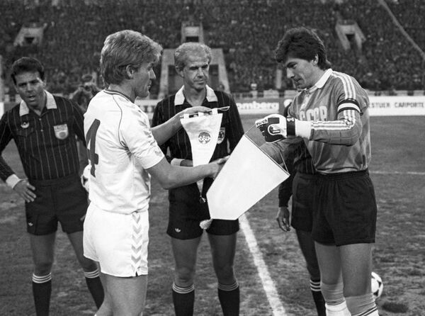 Отборочный матч ЧМ-86 – капитан сборной Дании Мортен Пер Ольсен и капитан сборной СССР Ринат Дасаев. Матч завершился победой советских футболистов со счетом 1:0 - Sputnik Литва