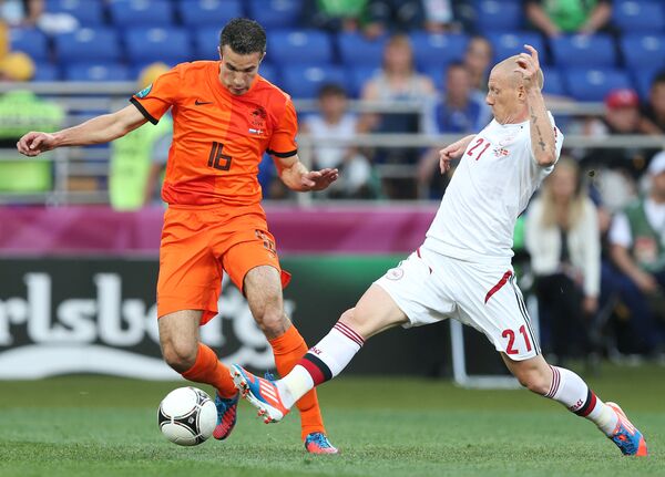 Игрок сборной Нидерландов Робин ван Перси и игрок сборной Дании Ники Зимлинг в очном противостоянии национальных команд на Евро-2012. Ни те, ни другие не смогли выйти из группы - Sputnik Литва