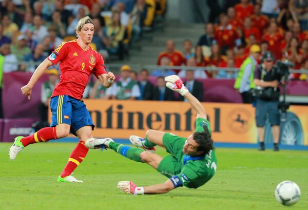 Испанский голеадор Фернандо Торрес оставляет не у дел итальянского вратаря Джанлуиджи Буффона в разгромном для скуадра адзурры финале Евро-2012, который красная фурия выиграла со счетом 4:0 - Sputnik Литва