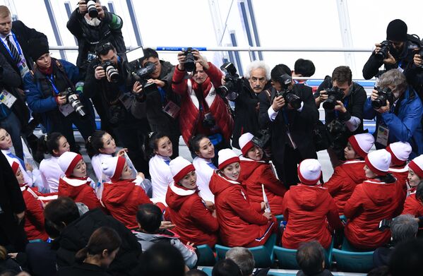 Болельщики и фотографы во время матча между командами Швейцарии и объединенной командой Кореи на соревнованиях по хоккею среди женщин на XXIII зимних Олимпийских играх - Sputnik Литва