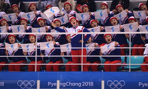 Болельщицы из Южной Кореи на XXIII зимних Олимпийских играх в Пхенчхане - Sputnik Литва