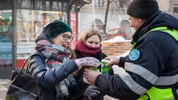Vilniuje kontrolieriai viešojo transporto keleivius vaišina arbata - Sputnik Lietuva