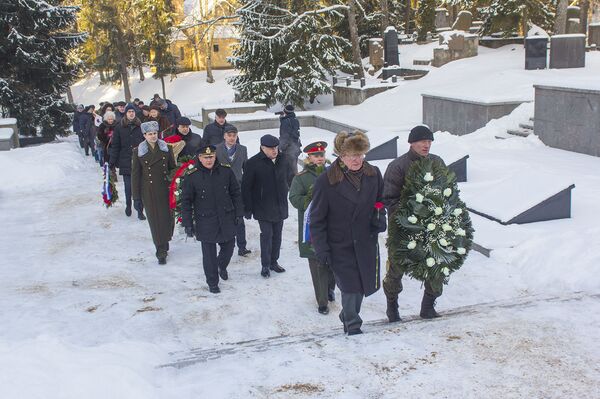 Возложение цветов к могилам солдат Красной армии 23 февраля в Вильнюсе - Sputnik Литва