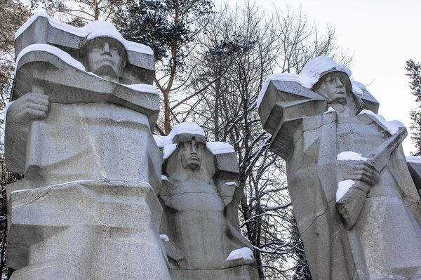 Возложение цветов к могилам солдат Красной армии 23 февраля в Вильнюсе - Sputnik Литва