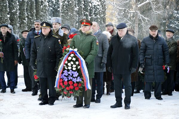 Возложение венков к стеле воинов-освободителей и захоронению белорусских партизан - Sputnik Литва