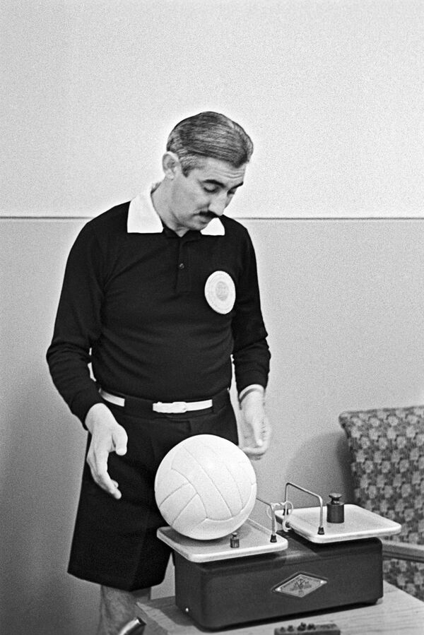 Советский арбитр Тофик Бахрамов, похоронивший надежды сборной Германии на победу в финале чемпионата мира 1966 года - Sputnik Литва