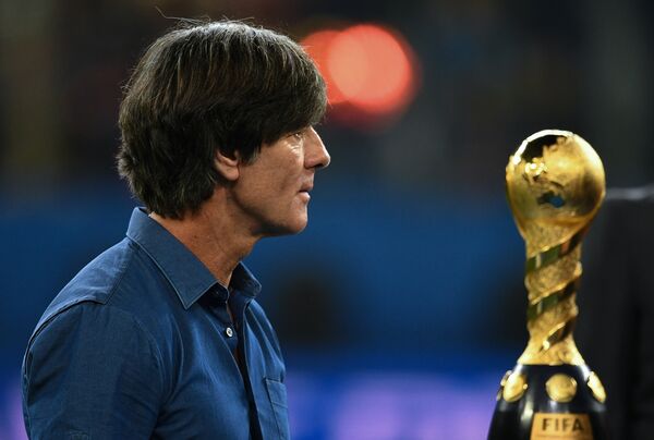 Йоахим Лев – действующий наставник сборной Германии. Под его руководством сборная германии выиграла чемпионат мира в Бразилии в 2014 году - Sputnik Литва