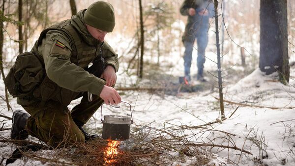 Литовский солдат готовит пищу на костре - Sputnik Литва