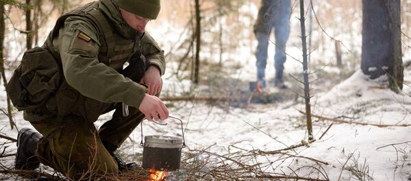 Литовский солдат готовит пищу на костре - Sputnik Литва