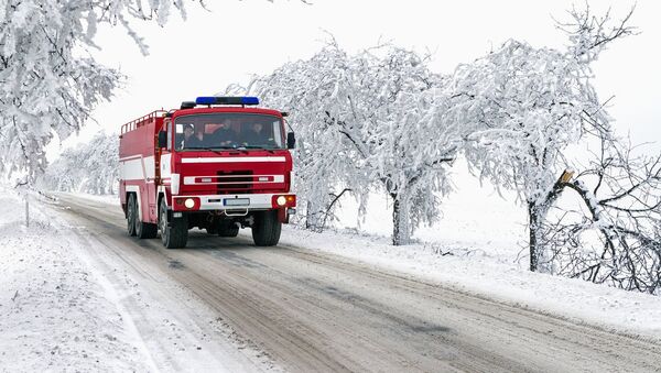 Пожарная машина спешит на помощь, архивное фото - Sputnik Литва