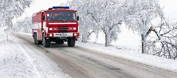 Пожарная машина спешит на помощь Пожарная машина спешит на помощь - Sputnik Литва