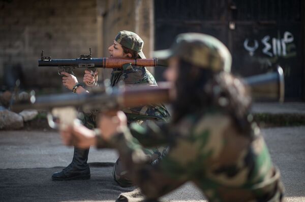 Сирийские добровольцы на занятиях в 130-й учебной бригаде в пригороде Дамаска - Sputnik Lietuva