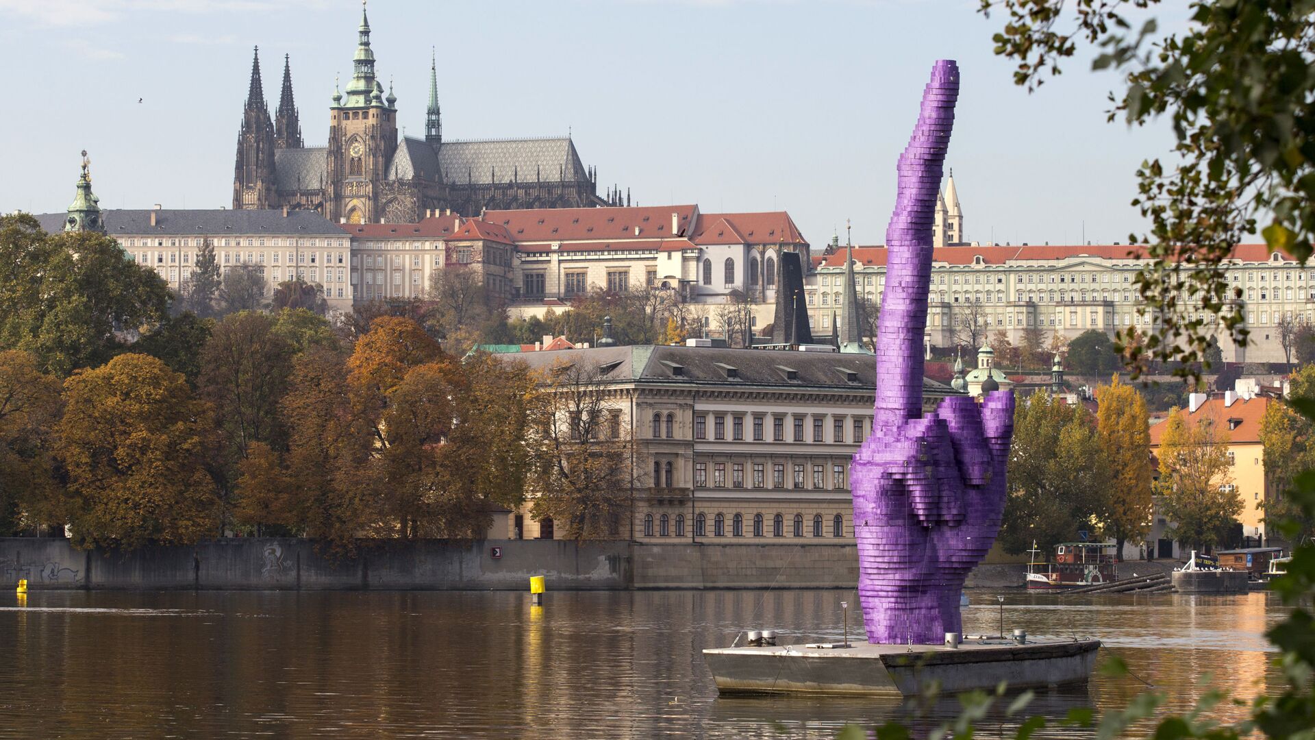 Скульптура в виде фрагмента руки с вытянутым вверх 10-метровым средним пальцем на понтоне на реке Влтава напротив Пражского Града - Sputnik Lietuva, 1920, 14.05.2021