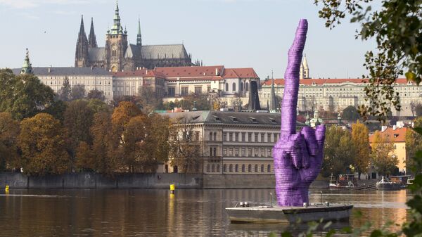Скульптура в виде фрагмента руки с вытянутым вверх 10-метровым средним пальцем на понтоне на реке Влтава напротив Пражского Града - Sputnik Lietuva