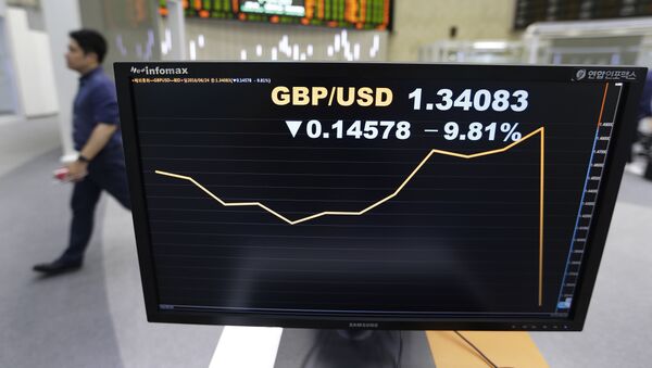 Экран в обменном пункте в Сеуле, показывающий курс доллара к британскому фунту после референдума Brexit - Sputnik Lietuva