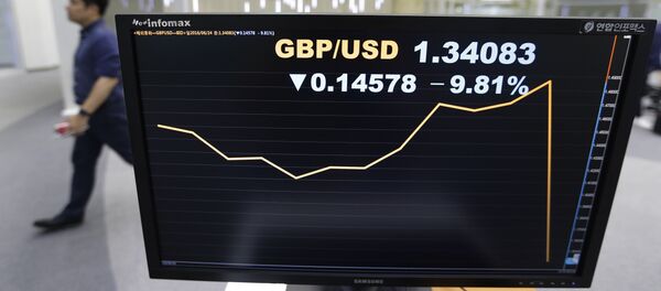 Экран в обменном пункте в Сеуле, показывающий курс доллара к британскому фунту после референдума Brexit - Sputnik Литва