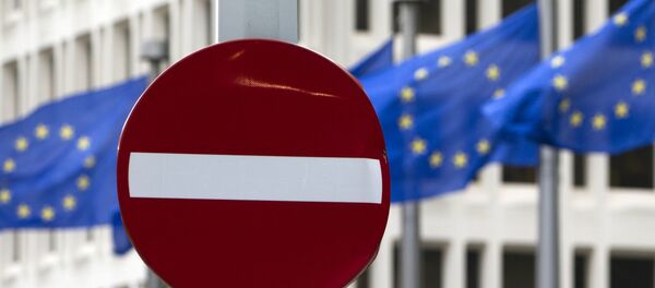 Флаг ЕС на фоне дорожного знака в Брюсселе - Sputnik Литва