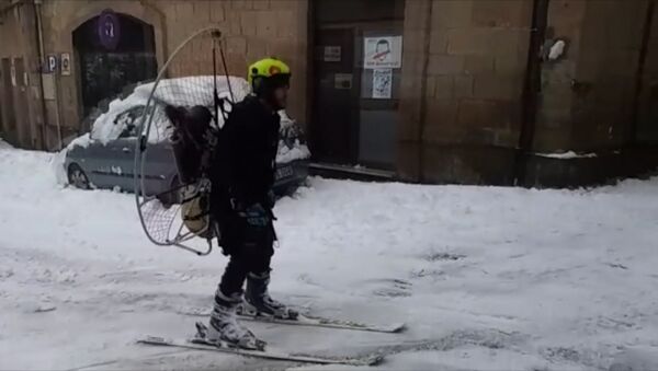 В Испании смельчак прокатился на лыжах с пропеллером на спине - Sputnik Литва