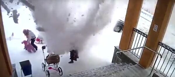 Маленькая девочка спасла маму от снежной лавины - Sputnik Литва