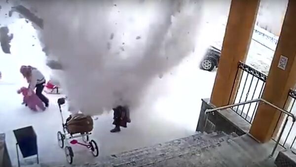 Маленькая девочка спасла маму от снежной лавины - Sputnik Литва