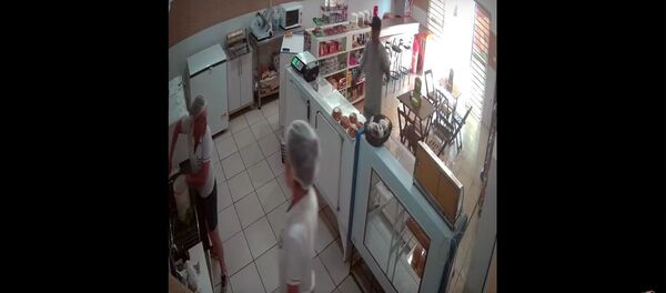 В Бразилии сотрудница магазина отбилась от грабителя, окатив его водой В Бразилии сотрудница магазина отбилась от грабителя, окатив его водой - Sputnik Литва