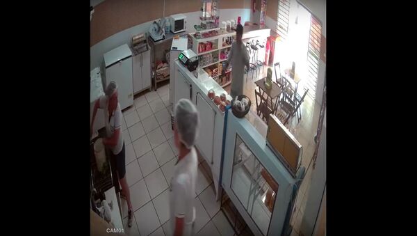 В Бразилии сотрудника магазина отбилась от грабителя, окатив его водой - Sputnik Lietuva