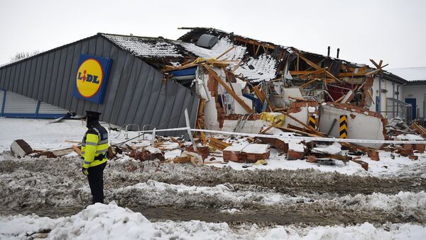 Здание разрушенного экскаватором здания супермаркета Lidl в Талле, Ирландия. 3 марта 2018 года - Sputnik Литва