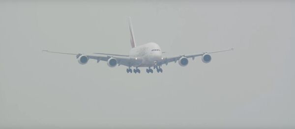 Появились кадры посадки крупнейшего пассажирского самолета в шторм - Sputnik Lietuva