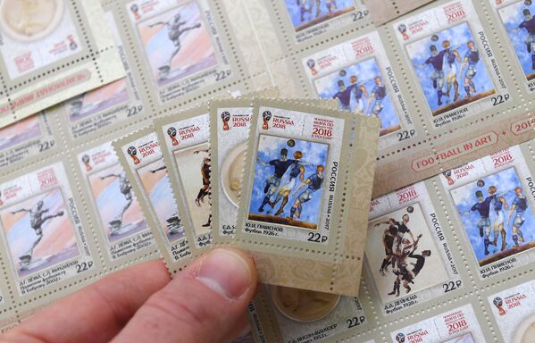 Четыре марки, посвященные футболу в искусстве, вышли в почтовое обращение - Sputnik Литва