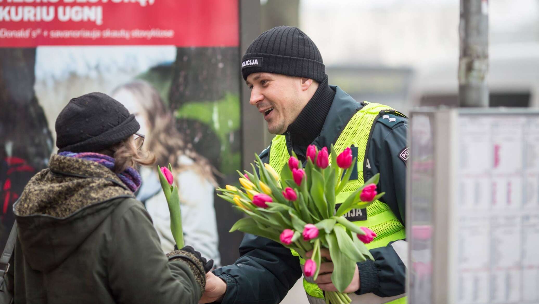 Сколько зарабатывают на тюльпанах. Раздавать цветы. Полиция Литвы дарит цветы.