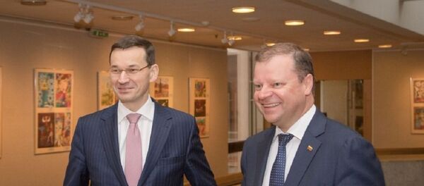 Саулюс Сквернялис с премьером Польши Матеушем Моравецким - Sputnik Литва