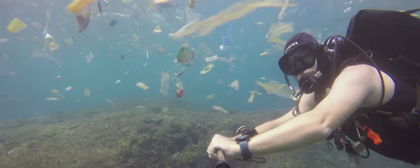 В Индонезии дайвер проплыл мимо толстого слоя мусора - Sputnik Литва