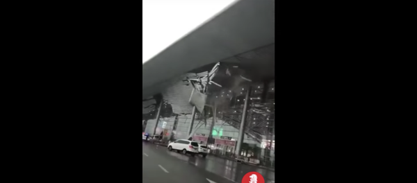 Сильный ветер сорвал крышу в китайском аэропорту и спровоцировал панику - Sputnik Lietuva