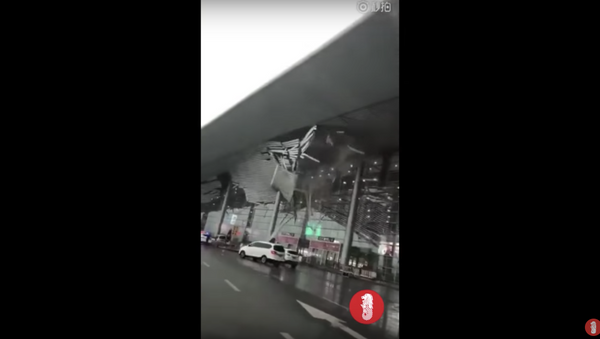 Сильный ветер сорвал крышу в китайском аэропорту и спровоцировал панику - Sputnik Lietuva