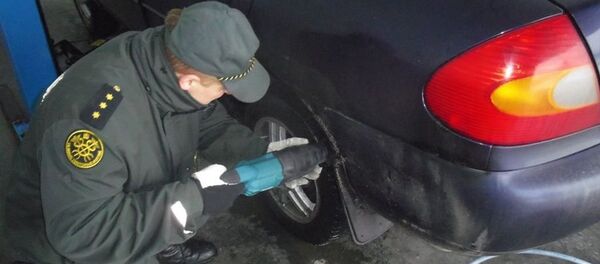 Литовская таможня вскрывает контрабанду сигарет в покрышках, архивное фото - Sputnik Литва