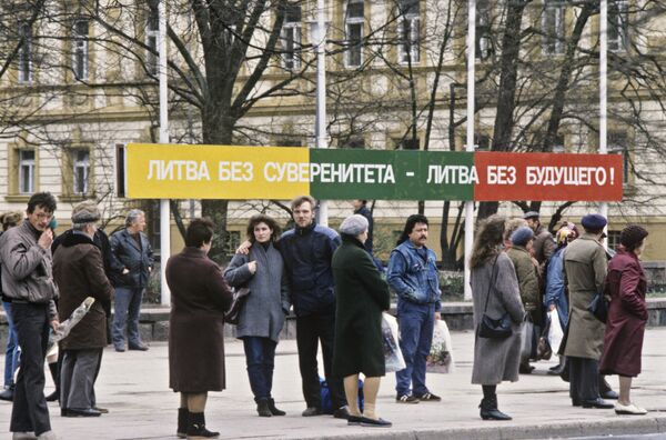 На улицах Вильнюса в первые дни после объявления независимости, архивное фото На улицах Вильнюса в первые дни после объявления независимости, архивное фото - Sputnik Lietuva