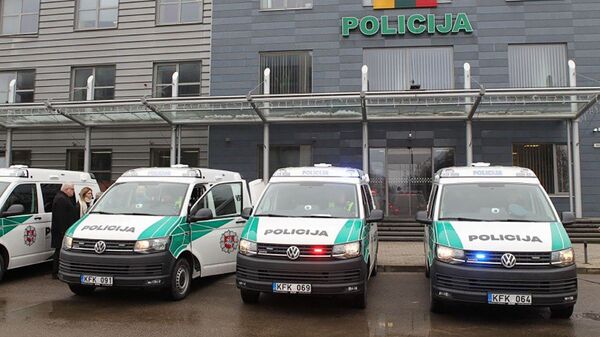 Tarnybiniai VW Transporter autobusiukai, skirti Vilniaus apskrities policijos įstaigos struktūrinių policijos komisariatų reagavimo padaliniams - Sputnik Lietuva