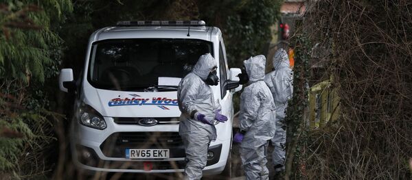 Британские военные в защитной одежде во время расследования отравления экс-офицера ГРУ Сергея Скрипаля, 12 марта 2018 - Sputnik Литва