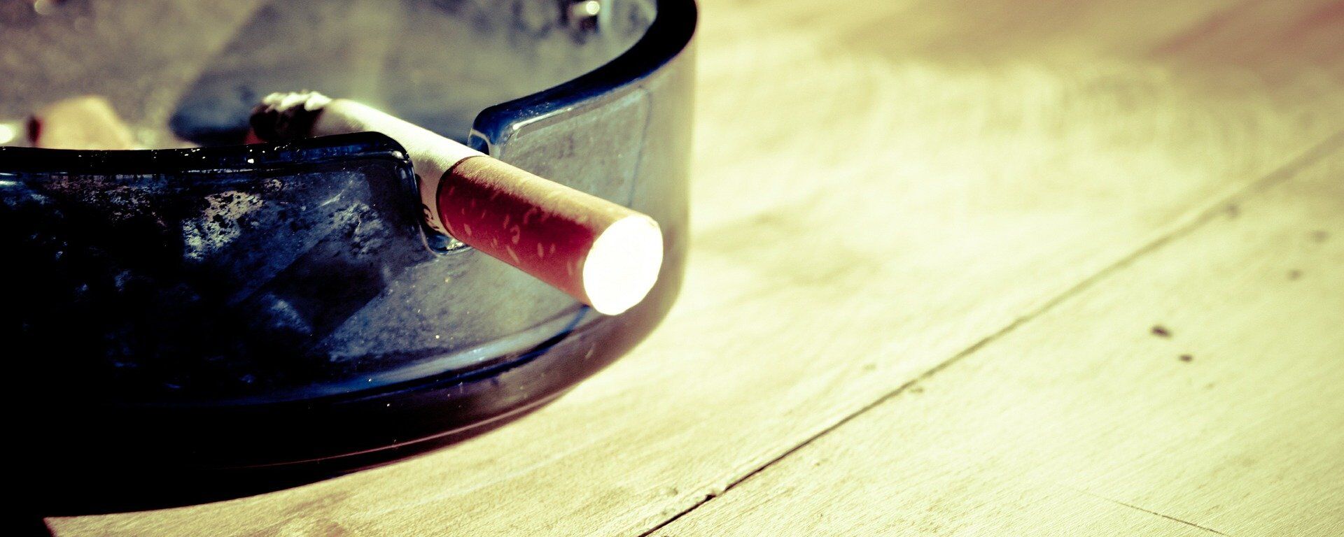 Пепельница с сигаретой, архивное фото - Sputnik Lietuva, 1920, 30.05.2020