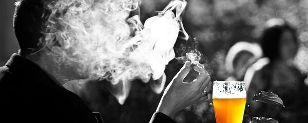 Мужчина с сигаретой, архивное фото - Sputnik Lietuva