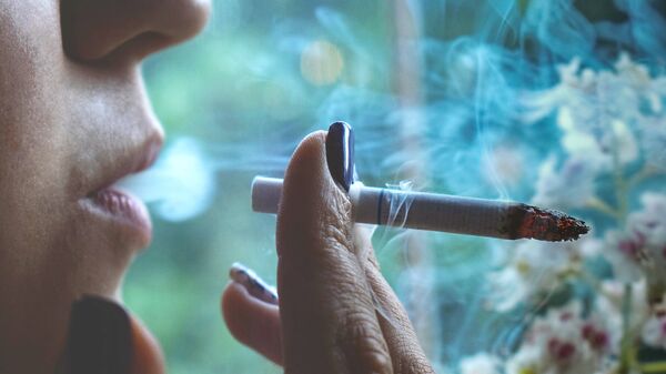 Девушка курит, архивное фото - Sputnik Литва